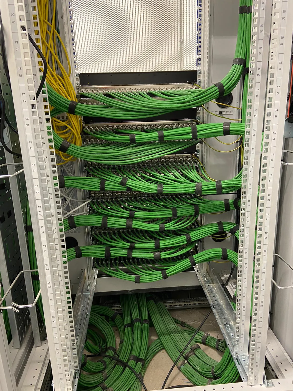 een afbeelding van een aantal groene kabels